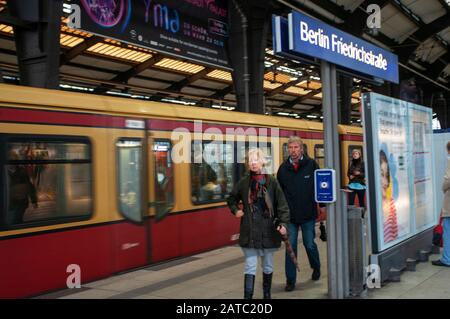 Train et passagers sur les quais de la gare de Friedrichstrasse sur le S-Bahn à Berlin en Allemagne Banque D'Images