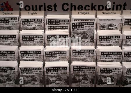 Magazines au musée Checkpoint Charlie dans Friedrichstrasse, Friedrichstadt, quartier de Mitte, Berlin est, Allemagne Banque D'Images