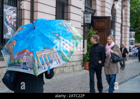 Joli parapluie à thème de berlin devant l'extension Moderne au Musée d'histoire allemande (Deutsches Historiisches Museum) par im Pei à Mitte Berlin Allemagne Banque D'Images