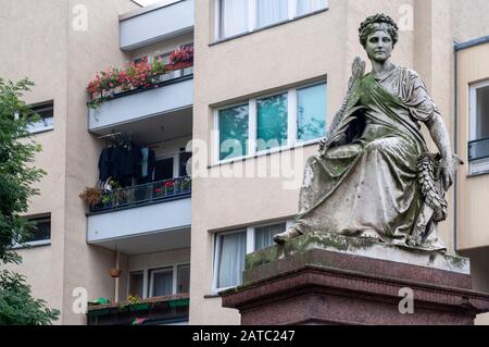 Der Friede skulptur, La sculpture de la paix (1879) par le sculpteur Albert Wolff sur Mehringsplatz, Kreuzberg, Berlin Banque D'Images