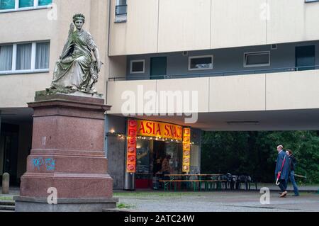 Der Friede skulptur, La sculpture de la paix (1879) par le sculpteur Albert Wolff sur Mehringsplatz, Kreuzberg, Berlin Banque D'Images