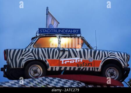 Monde Trabi Visites guidées par les voitures Trabant est-allemand vintage à Berlin Allemagne Banque D'Images