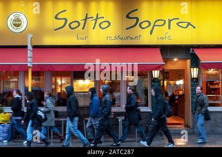 Le restaurant Sotto Sopra est situé dans Friedrichstraße, près du Checkpoint Charlie, Berlin, Allemagne Banque D'Images