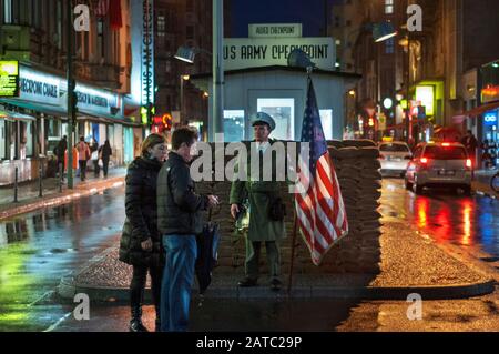 Checkpoint Charlie US Army Checkpoint et la reconstruction de guardhouse à l'ancien point de passage entre Berlin est et Berlin Ouest à Berlin Allemagne Banque D'Images