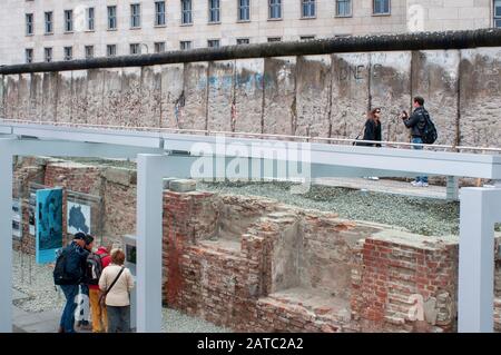 Les touristes à la topographie de la terreur musée en plein air à Berlin, en Allemagne, qui comprend une section préservée du mur de Berlin Banque D'Images