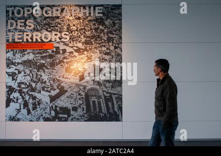 Les touristes à la topographie de la terreur musée en plein air à Berlin, en Allemagne, qui comprend une section préservée du mur de Berlin Banque D'Images