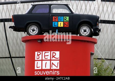 Monde Trabi Visites guidées par les voitures Trabant est-allemand vintage à Berlin Allemagne Banque D'Images