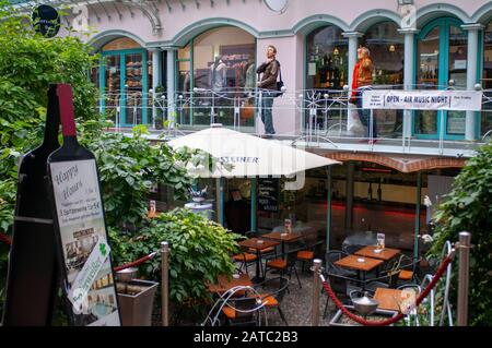 Hackesche Hofe Mall shopping area est la première cour (HOF 1), construite de la manière Jugendstil par l'artiste allemand Aout Endel en 1907 Mitte Berlin Ge Banque D'Images