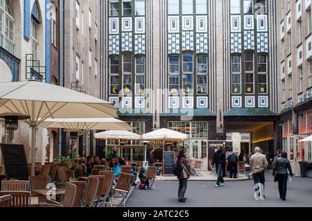 Hackesche Hofe Mall shopping area est la première cour (HOF 1), construite de la manière Jugendstil par l'artiste allemand Aout Endel en 1907 Mitte Berlin Ge Banque D'Images