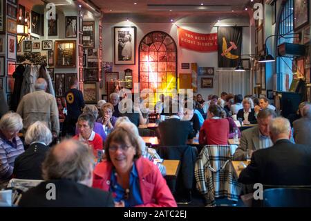 Berlin, Allemagne, les touristes le partage des repas à l'intérieur Restaurant allemand, Hofbrau Wirsthaus Banque D'Images