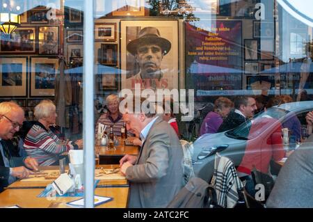 Berlin, Allemagne, les touristes le partage des repas à l'intérieur Restaurant allemand, Hofbrau Wirsthaus Banque D'Images