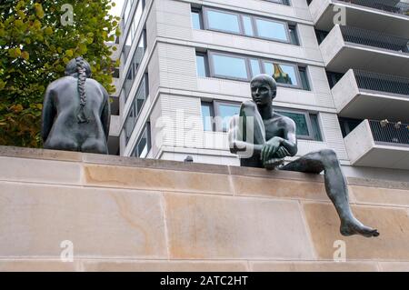 Sculpture en bronze 'Three Girls and a Boy' (Wilfred Fitzenreiter; 1988) par la Spree à Berlin, Allemagne Banque D'Images