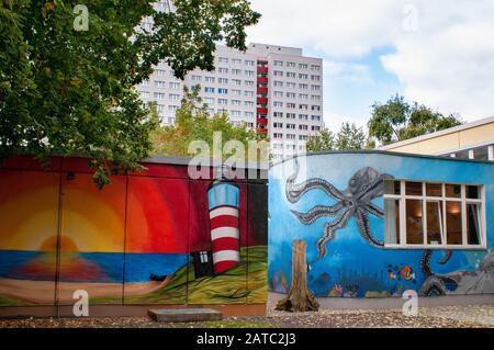 DLRG LV berlin ev bezirk Mitte. Section du mur original de Berlin sur exposition à l'extérieur du Musée Märkisches (Marcher), Mitte, Berlin, Allemagne, Europe Banque D'Images