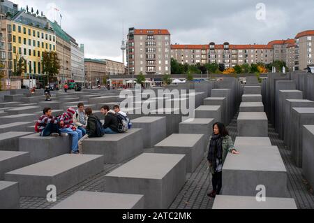 Mémorial de l'holocauste juif célèbre près de Brandenburger Tor (Porte de Brandebourg) au coucher du soleil en été, Berlin, Allemagne Banque D'Images