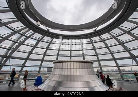 La vue classique du quartier du gouvernement de Berlin moderne avec le célèbre palais du Reichstag et Lobe Paul Haus dans crépuscule, Berlin, Allemagne Banque D'Images