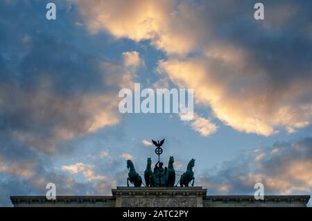 La porte de Brandebourg est un 18ème siècle classé monument historique de style néoclassique situé à l'ouest de Pariser Platz dans la partie ouest de Berlin. Banque D'Images