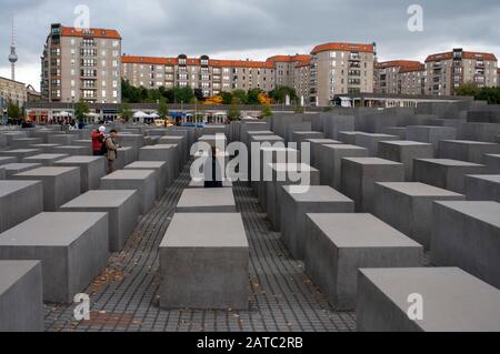 Mémorial de l'holocauste juif célèbre près de Brandenburger Tor (Porte de Brandebourg) au coucher du soleil en été, Berlin, Allemagne Banque D'Images