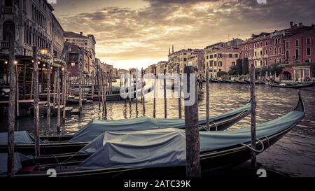 Grand Canal avec gondoles au coucher du soleil, Venise, Italie. Vue panoramique panoramique panoramique sur Venise en soirée. Paysage de la rue principale de Venise au crépuscule. Beau Fu Banque D'Images