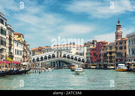 Le vieux pont du Rialto au-dessus du Grand Canal à Venise, en Italie. Pont du Rialto (Ponte di Rialto) est l'une des principales attractions touristiques de Venise. Banque D'Images