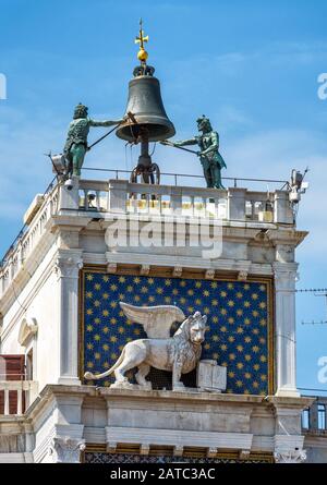 L'ancienne Tour de l'horloge (Torre dell'Orologio) sur la Piazza San Marco à Venise, Italie Banque D'Images