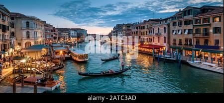 Panorama de Venise la nuit, Italie. Magnifique paysage urbain de Venise en soirée. Vue panoramique sur le Grand Canal au crépuscule. C'est l'un des principaux attar de voyage Banque D'Images