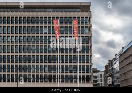 Vieille ville de Bruxelles, région de Bruxelles-capitale / Belgique - 12 20 2019: Façade rectangulaire moderne de la banque ING et compagnie d'assurance Banque D'Images