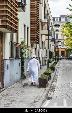 Vieille ville de Bruxelles / Belgique - 06 07 2019: Homme marocain dans des vêtements blancs traditionnels Djellabah marchant dans les rues de la vieille ville de Bruxelles Banque D'Images