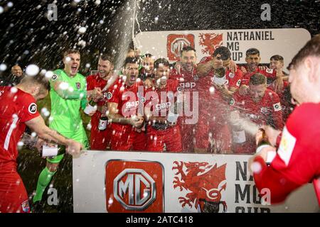 NEWTOWN, ROYAUME-UNI. 01 février 2020. Les gagnants de la coupe Nathaniel MG 2020, les Nomads de Connah's Quay, célèbrent leur victoire sur les sports STM avec du champagne au parc Latham à Newtown. Crédit Photo : Matthew Lofthouse/Alay Live News Banque D'Images