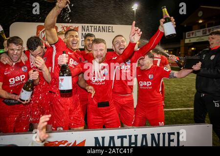 NEWTOWN, ROYAUME-UNI. 01 février 2020. Les gagnants de la coupe Nathaniel MG 2020, les Nomads de Connah's Quay, célèbrent leur victoire sur les sports STM avec du champagne au parc Latham à Newtown. Crédit Photo : Matthew Lofthouse/Alay Live News Banque D'Images