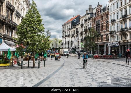 Saint Gilles, Bruxelles / Belgique - 07 08 2019: Les gens marchent sur la place du Parvis de Saint-Gilles Banque D'Images