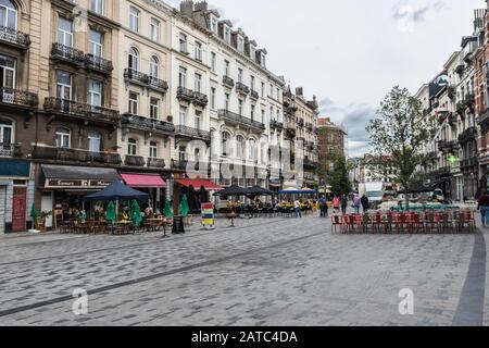 Saint Gilles, Bruxelles / Belgique - 07 08 2019: Les gens marchent sur la place du Parvis de Saint-Gilles Banque D'Images