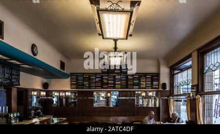 Saint Gilles, Bruxelles / Belgique - 07 08 2019: Design Art Déco Vintage De La Brasserie Traditionnelle Verschueren Banque D'Images