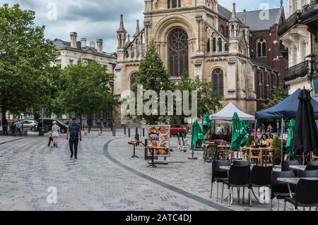 Saint Gilles, Bruxelles / Belgique - 07 08 2019: Les gens marchent sur la place du Parvis de Saint-Gilles Banque D'Images