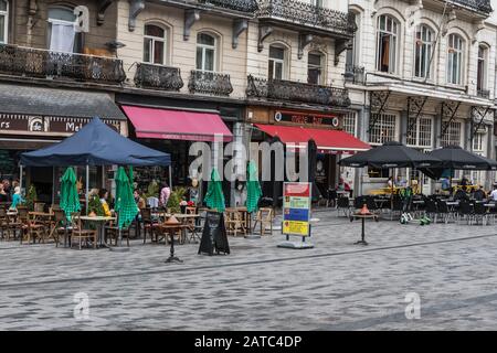 Saint Gilles, Bruxelles / Belgique - 07 08 2019: Les gens marchent sur la place du Parvis de Saint-Gilles Banque D'Images