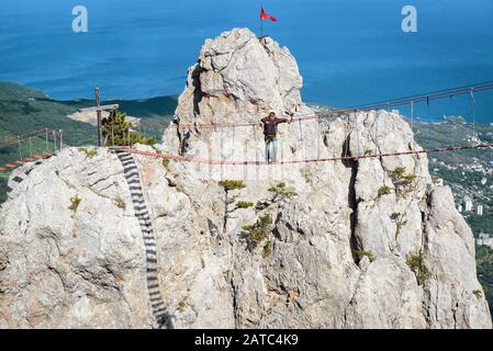 Crimée, RUSSIE - 19 MAI 2016 : randonnée touristique sur le pont de corde sur le Mont ai-Petri. Ai-Petri est l'une des plus hautes montagnes de la Crimée et du tourisme Banque D'Images