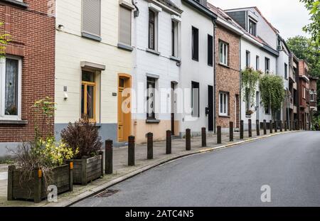 Uccle, Bruxelles / Belgique - 06 14 2019: Une rue de curling avec des maisons anciennes typiques Banque D'Images