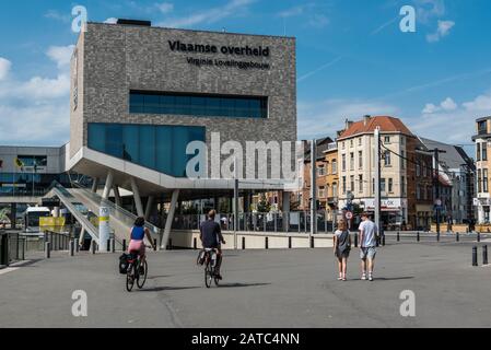 09 02 2019: Le bâtiment Virginie Loveling de l'administration flamande avec des pédalos marchant sur la place Koningin Fabiola Banque D'Images