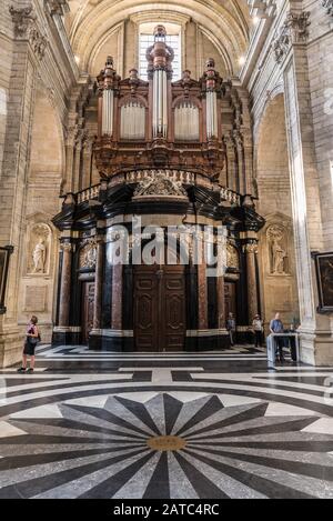 Gand, Flandre / Belgique - 09 02 2019: Décoration intérieure et carreaux à motifs de l'église catholique Saint Pieters Banque D'Images