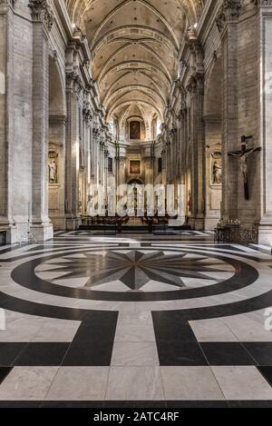 Gand, Flandre / Belgique - 09 02 2019: Décoration intérieure et carreaux à motifs de l'église catholique Saint Pieters Banque D'Images