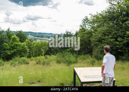 Kessel-Lo, Flandre Leuven / Belgique - 06 16 2019: Homme néerlandais surplombant la vue sur le sentier pédestre de Kesselberg avec vue sur Bruxelles et le Banque D'Images