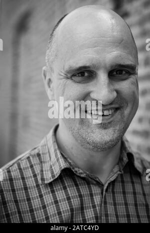 Kessel-Lo, Flandre Leuven / Belgique - 06 16 2019: Homme chauve de quatre ans souriant avec une chemise bleue Banque D'Images