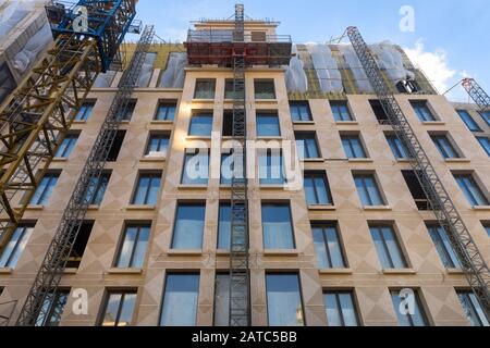 Moscou - 10 août 2017 : façade du bâtiment en construction. Grue de tour et mur avec fenêtres sur le site de construction de gros plan. Proj. Béton urbain Banque D'Images