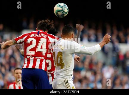 Les FC du Real Madrid Carlos H. Casemiro et Atletico de Madrid Sime Vrsaljko sont vus en action lors du match de la Liga en Espagne 22 entre Le Real Madrid et l'Atletico de Madrid au stade Santiago Bernabeu de Madrid.(score final; Real Madrid 1-0 Atlético de Madrid) Banque D'Images