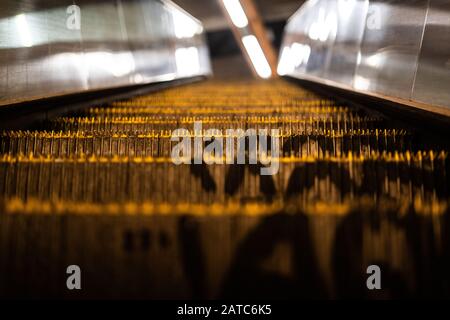 Superbe photographie de gros plan d'un escalator, escalier d'un escalator à Prague, en République tchèque, regardant d'un bas angle sur un escalator Banque D'Images