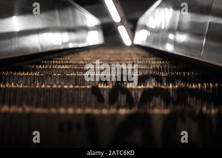 Superbe photographie de gros plan d'un escalator, escalier d'un escalator à Prague, en République tchèque, regardant d'un bas angle sur un escalator Banque D'Images