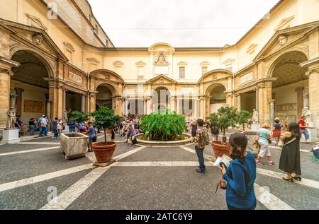 Vatican - 30 SEPTEMBRE 2012 : les touristes visitent le Musée du Vatican. C'est le plus ancien musée d'Italie Banque D'Images