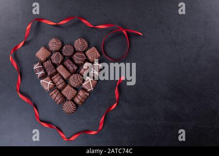 Pralines au chocolat pour la Saint Valentin ou concept de fête Des Mères sur fond noir Banque D'Images