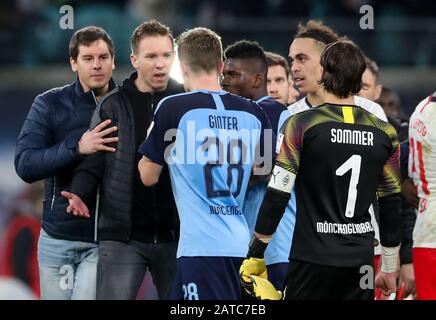 Leipzig, Allemagne. 01 février 2020. Football: Bundesliga, 20ème jour de jumelage, RB Leipzig - Borussia Mönchengladbach dans le Red Bull Arena Leipzig. Le joueur de Gladbach Matthias Ginter (M) a un combat avec l'entraîneur de Leipzig Julian Nagelsmann (2ème de gauche) crédit: Jan Woitas/dpa-Zentralbild/dpa - NOTE IMPORTANTE: Conformément aux réglementations de la DFL Deutsche Fußball Liga et de la DFB Deutscher Fußball-Bund, il est interdit d'exploiter ou d'exploiter dans le stade et/ou à partir du jeu des photos prises sous forme d'images de séquence et/ou de séries de photos de type vidéo./dpa/Alay Live News Banque D'Images