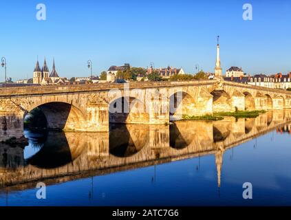 Pont sur la Loire à Blois, France Banque D'Images