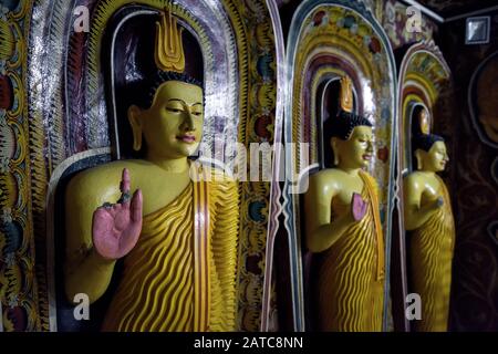 Mulkirigala, Sri Lanka - 4 Novembre 2017 : Statues De Bouddha Dans Le Temple De Mulkirigala Raja Maha Vihara. C'est l'ancienne roche bouddhiste et temple de caverne compl Banque D'Images